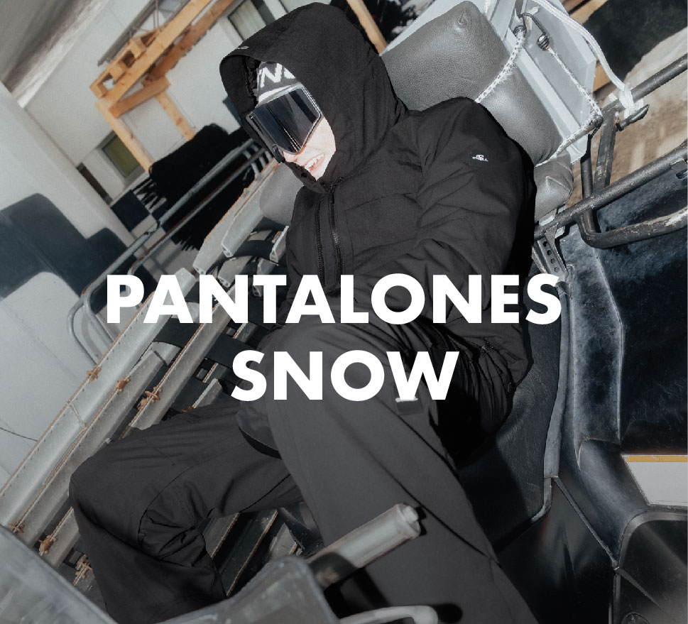 Persona posando con equipo completo de snowboarding.